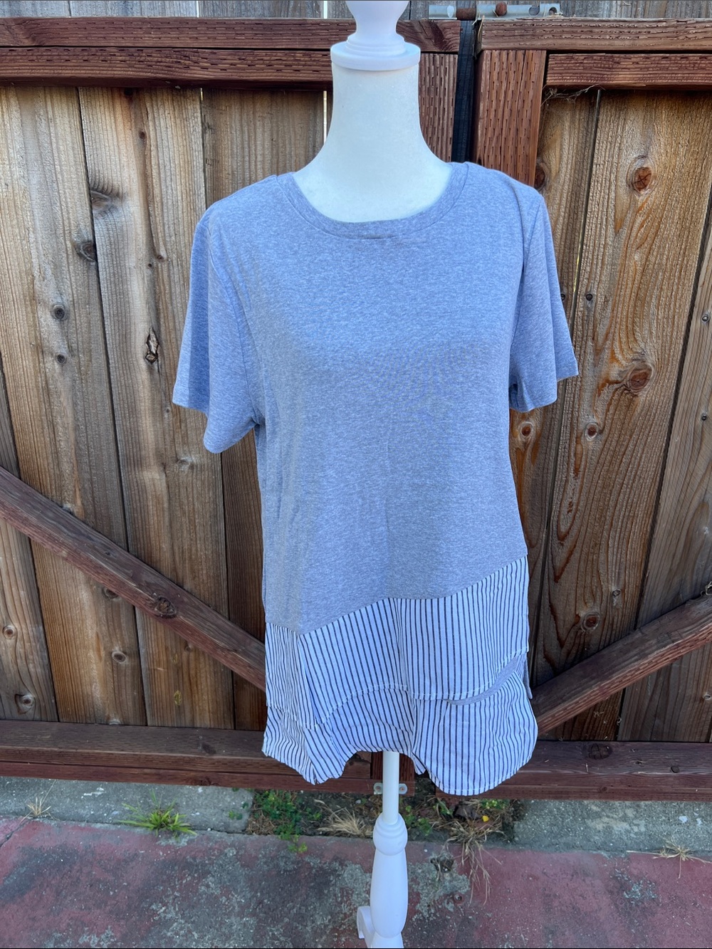 Storia Light Gray Short-Sleeve Top with Striped Hem